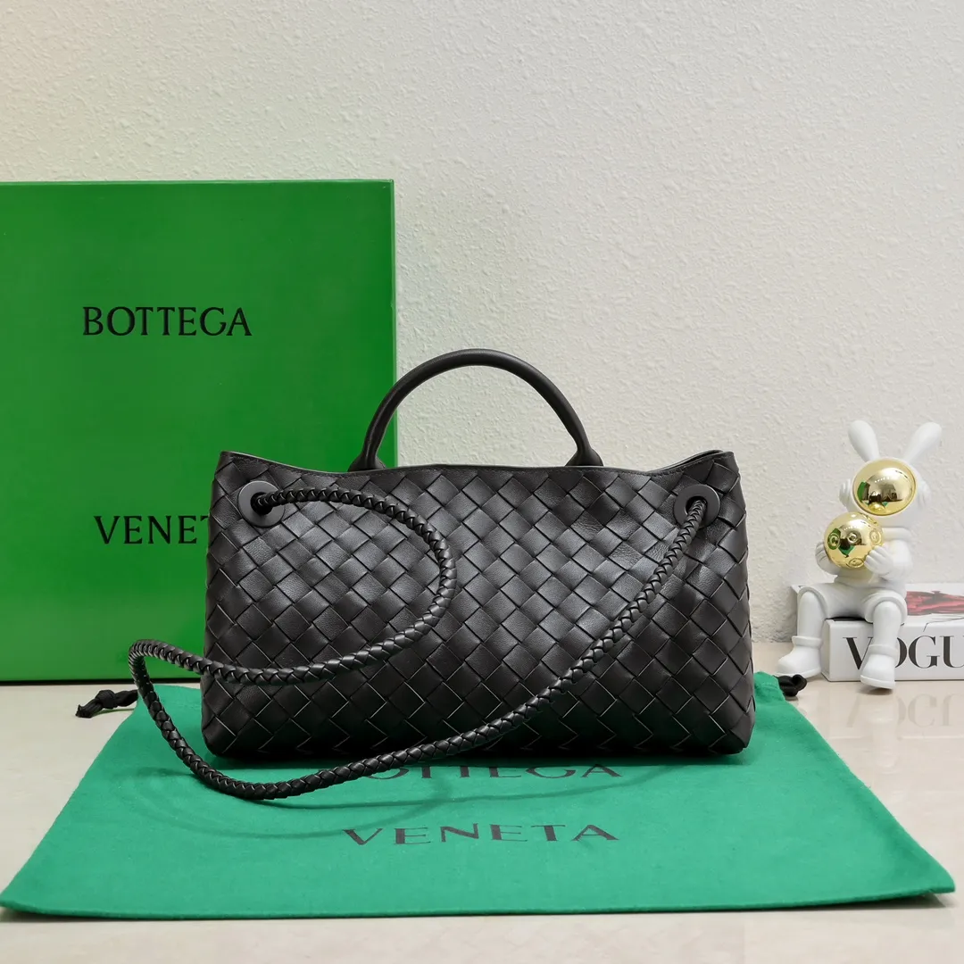 Batch 1960 #Bottega Veneta new horizontal Andiamo handbag, many stars have the same style 🎈 Classic full-body leather weaving with golden rope buckle, stable and chic enough [proud] The whole body is made of Nappa sheep leather, comfortable, soft and dynamic. The sliding metal rope buckle can adjust the shoulder strap, single shoulder / handbag / crossbody, multiple carrying methods, large bag capacity, suitable for commuting / daily / travel This bag is divided into small/medium/large sizes. There is always one that suits you, so take me with you🎀🎀 Size: 29x18x10 Model: 6463#